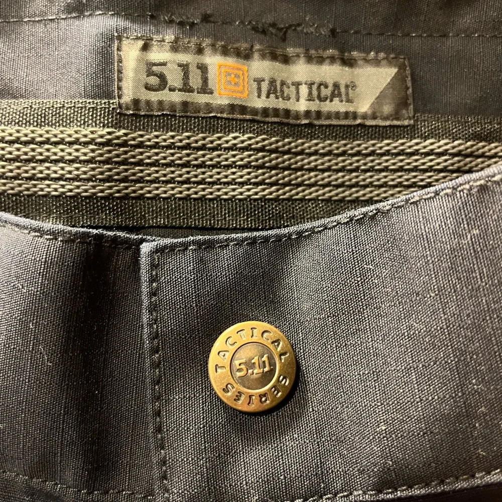 Gently used Women’s 5.11 Tactical EMS pants. Excellent condition.  Navy. size 6L - Picture 2 of 11